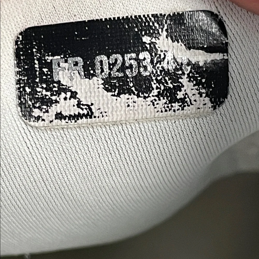 Givenchy Spectre Runner Sneakers In Leather With Zip White Sz 41